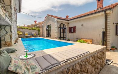 Apartments Beautiful Apartment In Glavani With Outdoor Swimming Pool, Wifi And 3 Bedrooms