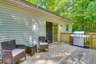 Hotel Charming Ohio Retreat with Deck, Porch and Gas Grill!
