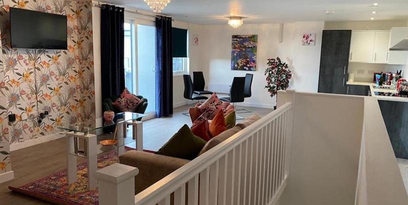 Apartments Central 2 bed Newly built DUPLEX Penthouse with FREE Gated, On-site Parking, Lift access, Self Check-in, SUPER Fast WIFI, TWO Cathedral view Terraces & Sleeps 6