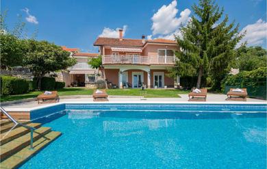 Holiday home Stunning Home In Imotski With 4 Bedrooms, Private Swimming Pool And Outdoor Swimming Pool
