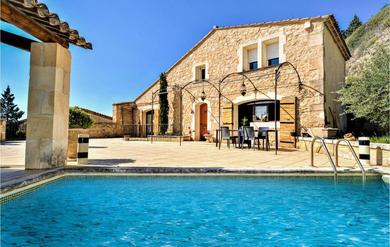 Amazing home in Boulbon with 4 Bedrooms, WiFi and Outdoor swimming pool