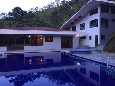 Вилла Alegre villa con piscina en la montaña