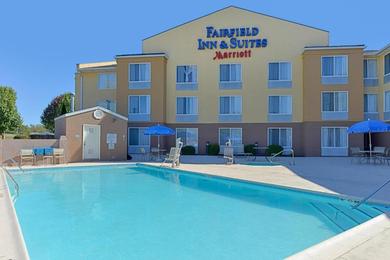 Отель Fairfield Inn & Suites by Marriott Lexington Georgetown/College Inn