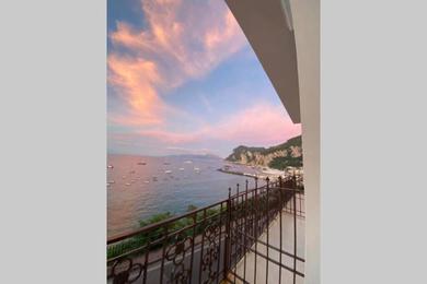 Апартаменты Casa di charme panoramica a Capri sulla spiaggia.