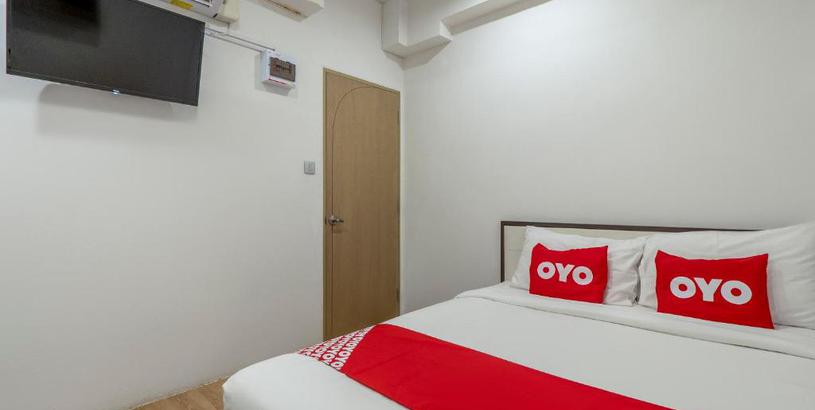 Отель OYO 982 Charurat Suite