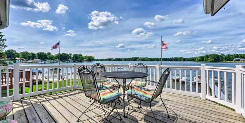 Holiday home Large Lakehouse with View, Dock, Sunroom and 2 Decks!