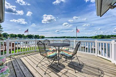 Large Lakehouse with View, Dock, Sunroom and 2 Decks!