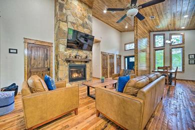  Broken Bow Family Cabin with Fireplace and Hot Tub!