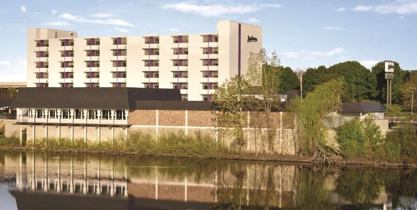 Отель Radisson Hotel Grand Rapids Riverfront