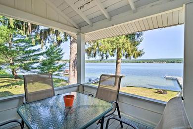 Дом отдыха Petoskey Waterfront Cottage with Deck and Grill!