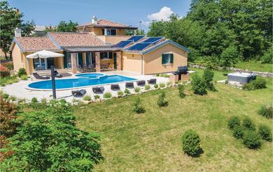 Holiday home Awesome Home In Rezanci With 4 Bedrooms, Jacuzzi And Wifi