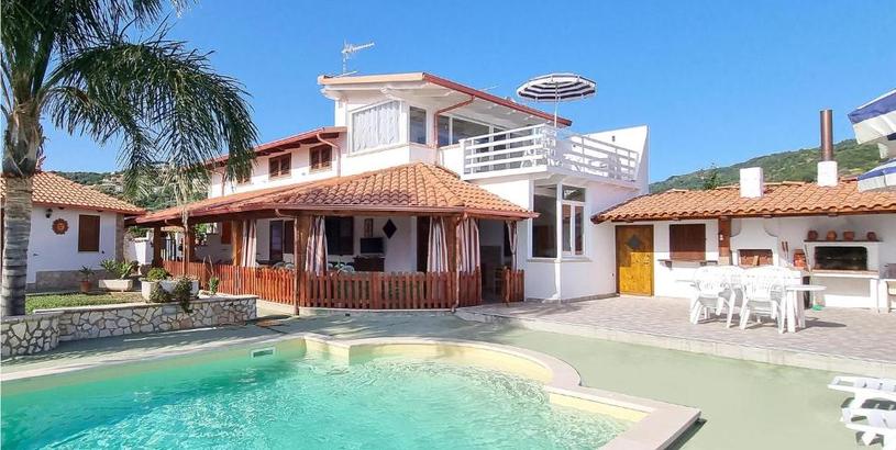 Holiday home Stunning home in RICADI with WiFi, 7 Bedrooms and Outdoor swimming pool