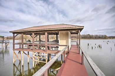 Дом отдыха Family Alba Home with Boat Dock on Lake Fork!