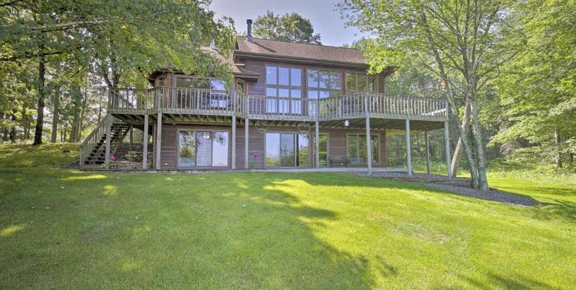 Holiday home Cozy Expansive Lakefront Getaway with Spacious Deck!
