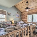 Дом отдыха Cozy National Forest Escape with Porch and Games!