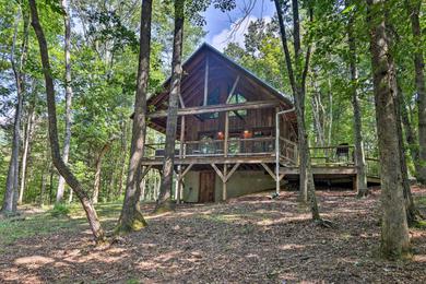 Дом отдыха Romantic Asheville Area Cabin with Deck and Hot Tub!