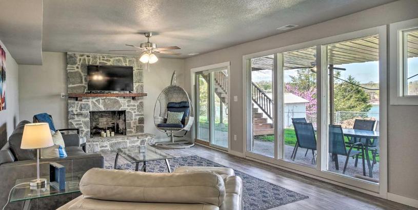 Holiday home Chic Lakefront Home with Deck Less Than 1 Mi to Marina!