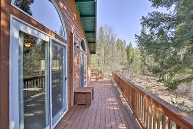 Holiday home McCloud Cabin with Wraparound Deck and Mtn Views!