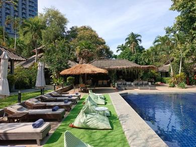Отель Let's Hyde Pattaya Resort & Villas - Pool Cabanas