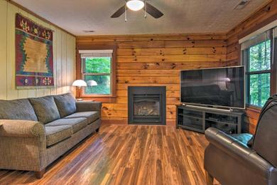 Дом отдыха Clyde Cabin with Porch - Mins to Smoky Mountains