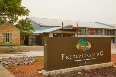 Hotel Fredericksburg Inn and Suites