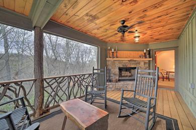 Holiday home Woodsy Smoky Mtn Hideaway with Grill and Views!