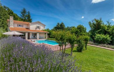 Amazing Home In Snasici With 4 Bedrooms, Wifi And Outdoor Swimming Pool