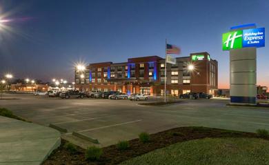  Holiday Inn Express & Suites - Dodge City, an IHG Hotel
