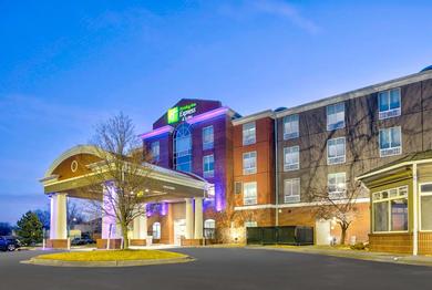 Отель Holiday Inn Express Hotel & Suites Kansas City - Grandview, an IHG Hotel
