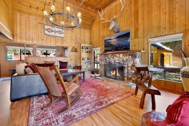 Holiday home Lake adjacent rustic cabin w Game Room & Hot Tub