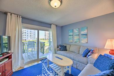 Дом отдыха Emerald Isle Townhome with Pool and Beach Access!