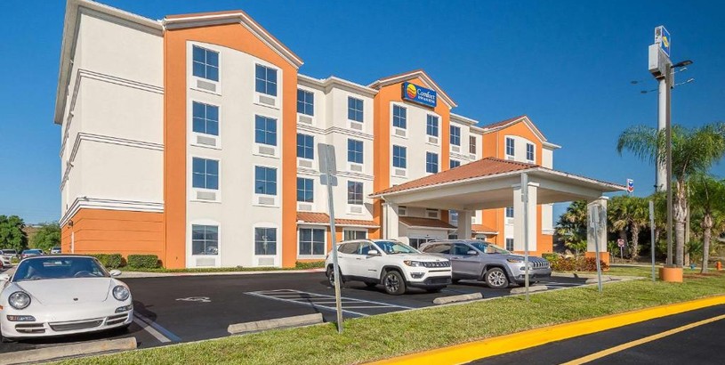 Отель Comfort Inn & Suites Maingate South