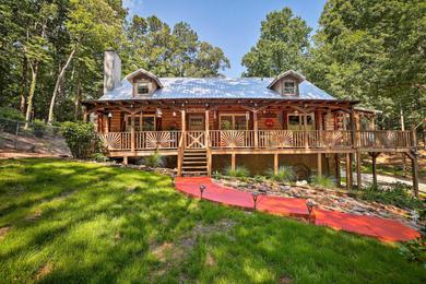 Дом отдыха Peaceful Log Cabin on 3 Acres - Near Atlanta!