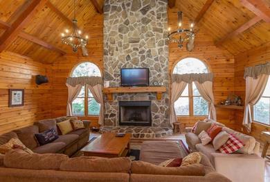 Holiday home Grand Log Home Updated Kitchen Hot Tub Pool Table