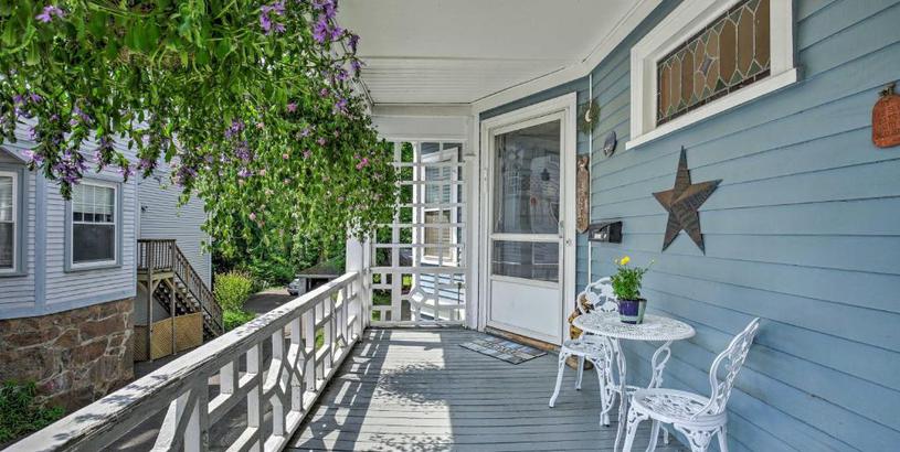 Дом отдыха Quaint Beverly Townhome Walk to Beach and Downtown!