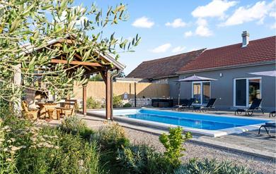 Holiday home Awesome Home In Drinovci With 4 Bedrooms, Outdoor Swimming Pool And Jacuzzi