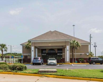 Motel Quality Inn & Suites near Coliseum and Hwy 231 North