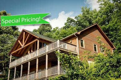 On Golden Ridge - On App Ski Mtn! Hot Tub, Great Views, Pool Table 15 mins to Downtown Boone!