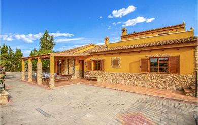 Holiday home Beautiful Home In Villanueva Del Segura With Wifi, 4 Bedrooms And Outdoor Swimming Pool