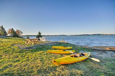 Holiday home Oceanfront Sullivan Cottage on 6 Acres with Kayak!