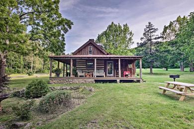 Дом отдыха Restored Buchanan Log Cabin - Built in the 1700s!
