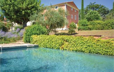 Дом отдыха Beautiful home in St, Saturnin les Apt, with 5 Bedrooms, WiFi and Outdoor swimming pool