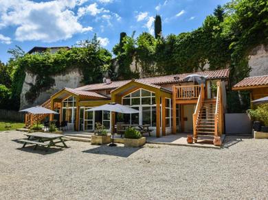 Villa Spacious villa in Aubeterre-sur-Dronne with Private Garden