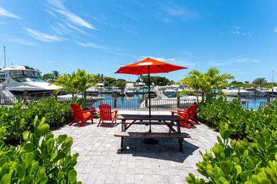 Apartments Waterfront, Heated Pool, Huge TV, Tiki Bar & Grill