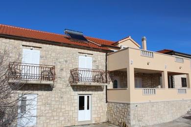 Apartments Apartments with a parking space Donji Humac, Brac - 18119