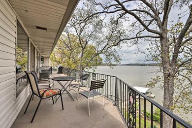 Дом отдыха Spacious Lake of the Ozarks Home with Decks and Grill!