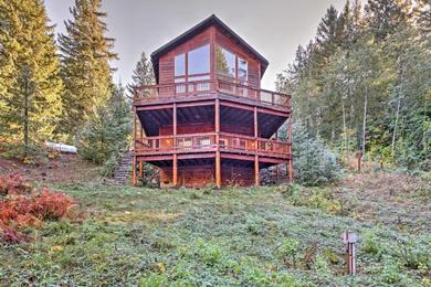 Дом отдыха Grizzly Tower Packwood Cabin with Forest Views!