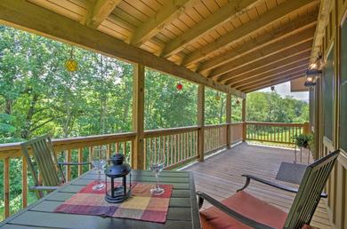 Holiday home Scenic Fox Ridge Cabin on 4 Acres with Hot Tub!