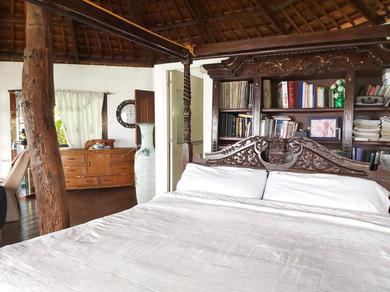 1-bed and living room set Treehouse Living Homestay