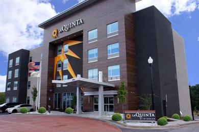 Отель La Quinta Inn & Suites by Wyndham Locust Grove